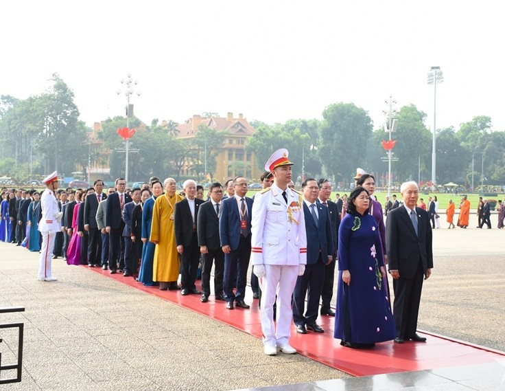Đoàn đại biểu dự Đại hội đại biểu toàn quốc Mặt trận Tổ quốc Việt Nam lần thứ XI vào Lăng viếng Chủ tịch Hồ Chí Minh